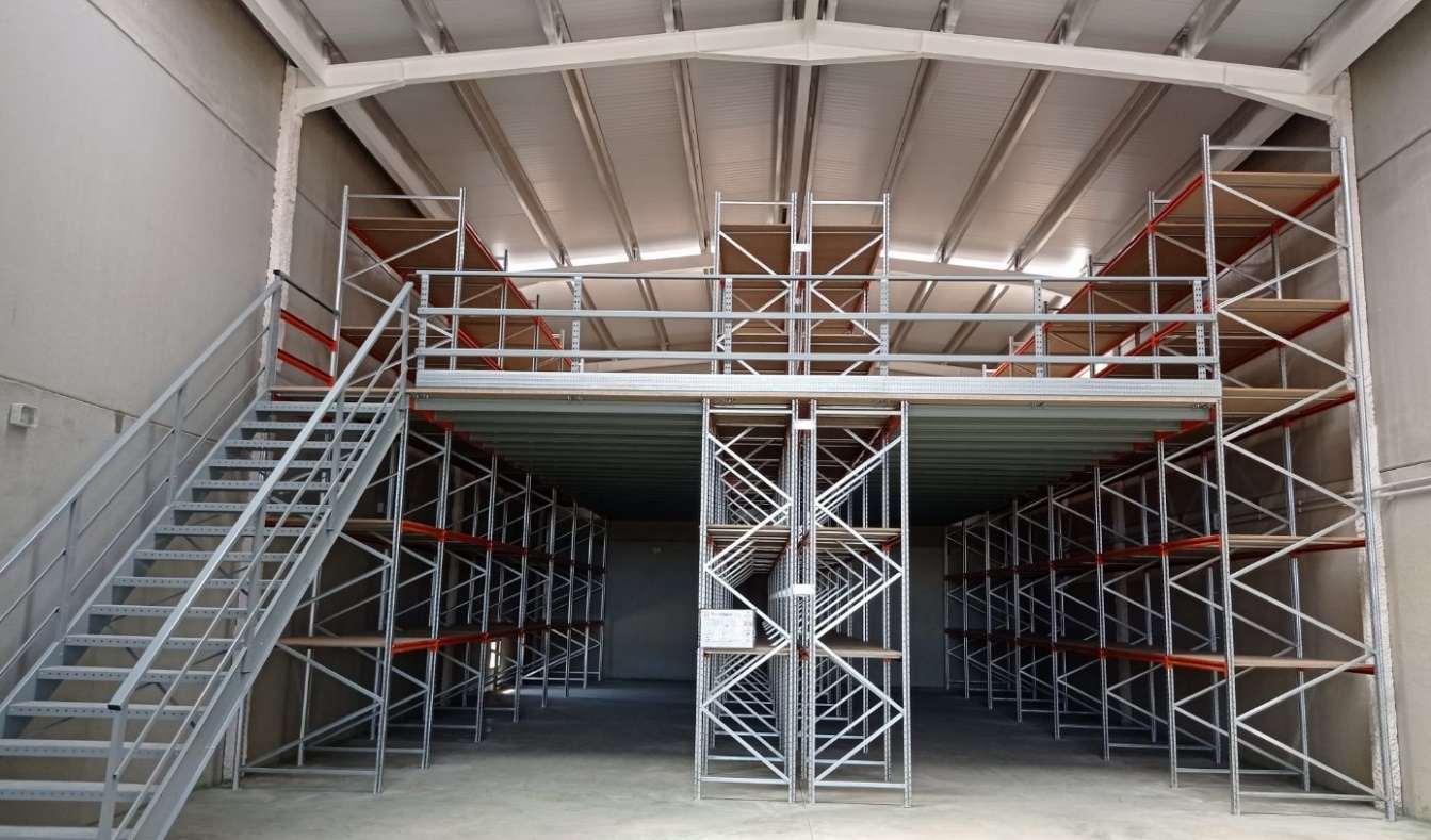 Nave industrial con estanterías y altillo metálico